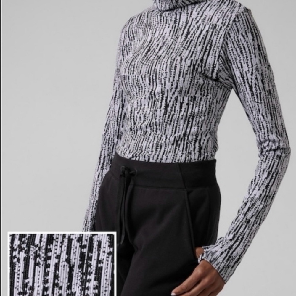 Athleta Flurry Elemental Turtleneck top in black and white ombre pattern Small